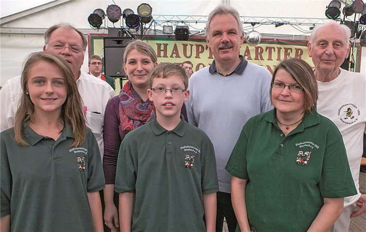 In der kommenden Session regiert das Kinderprinzenpaar Kevin II. (Berndt) und Lara I. (Samulewitz) die Rheinbacher Narrenschar. Darüber freuten sich auch (von links) Kommandant Willi Hohn, seine Stellvertreterin Marion Möller, Bürgermeister Stefan Raetz und die beiden Adjutanten Biggi Tiedemann und Wolfgang Schubert. VJ