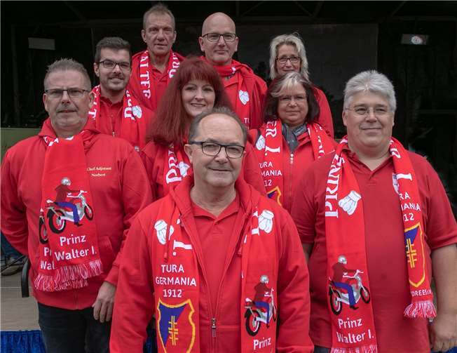 In der kommenden Session wird Soloprinz Walter I. (Schneider) die Narrenschar in Oberdrees anführen. Zusammen mit KG-Präsident Ralf Nuß (vorne rechts) sowie seinem Gefolge samt Chefadjutant Norbert Höckendorf (vorne links) stellte er sich den Oberdreesern beim Herbstmarkt vor. Foto: JOST