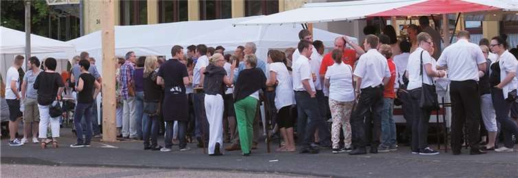 In der lauen Abendluft stehen und Neuigkeiten austauschen, das war am Samstagabend in Isenburg angesagt.