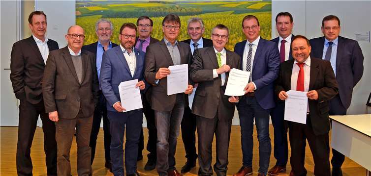 In der letzten Bürgermeisterdienstbesprechung im Kreishaus unterzeichneten der Erste Kreisbeigeordnete Burkhard Nauroth und die Bürgermeister der kreisangehörigen Städte und Verbandsgemeinden Kooperationsvereinbarungen zum Projekt ZWO. Foto: privat