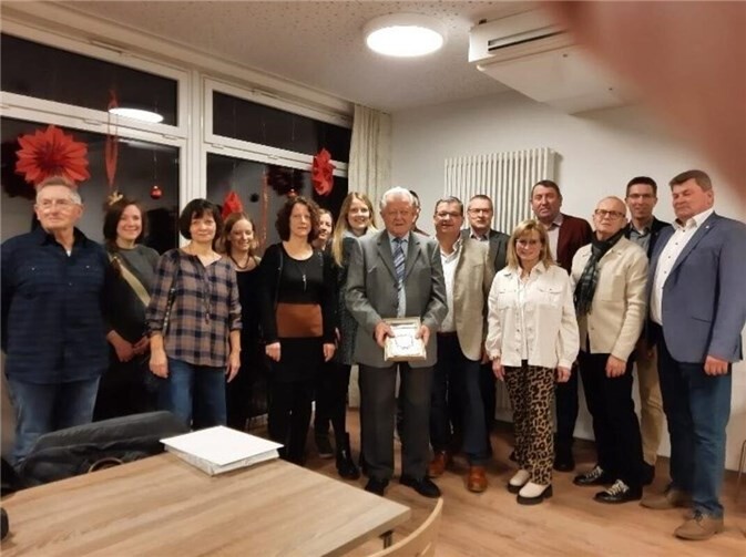 In der letzten Gemeinderatssitzung am 12.12.2025 verlieh die Ortsgemeinde Kruft das Ehrenschild an Herrn Peter Reuter. Foto: privat