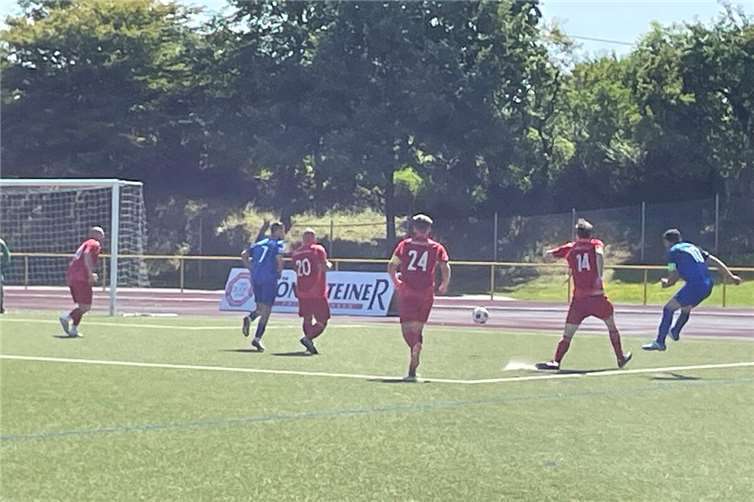 In der letzten Minute der Nachspielzeit gelang der Mannschaft mit einer sehenswerten Flanke und einem Volleyschuss dann das erlösende 5:3. Foto: SG Bad Breisig/ Inter Sinzig