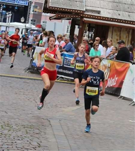 In der letzten Phase des Rennens mit Lennart Mohr (6408), Sarah Gräf (6409) und Josi Balles (6410) am linken Bildrand.