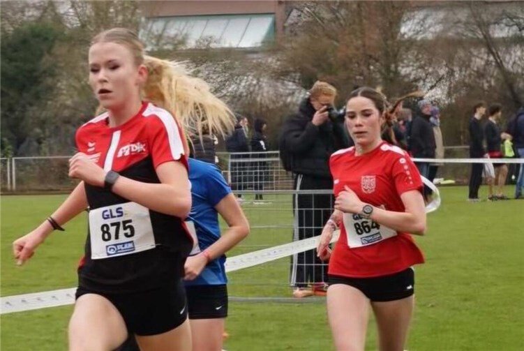 In der letzten Runde riss dann die Verfolgergruppe mehr und mehr auseinander, sodass Franziska Schulz am Ende mit einem beherzten Schlussspurt auf einem überragenden 6. Platz in einer Zeit von 15:01 min ins Ziel lief.. Foto: Franziska Schulz