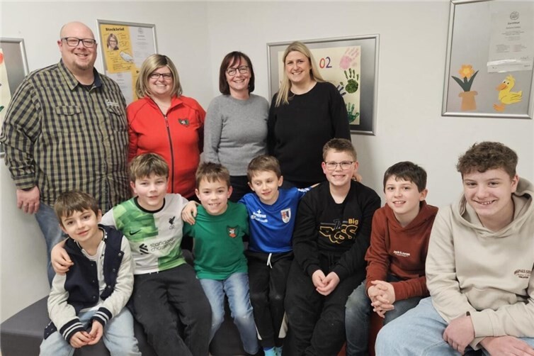 In der letzten Woche kamen zwei erfahrene Büttenredner Rita Bolzhauser (Schanelche) und Alexander Brandt zu Besuch und gaben den Kindern Tipps.Foto: privat