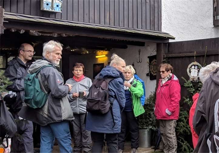 In der liebevoll dekorierten Garage von Uli Mönig stärkten sich die Wanderer mit köstlich duftendem Glühwein, heißem Apfelsaft und Plätzchen.