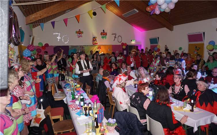 In der liebevoll geschmückten Halle trafen sich 70 feierfreudige Möhnen und Gastmöhnen.Fotos: privat