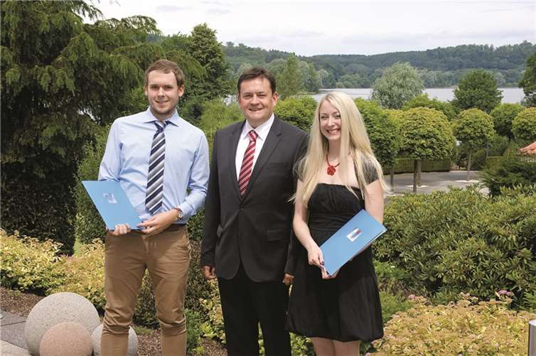 In der malerischen Umgebung des Wiesensees, während des sommerlichen Treffens des VDI-Bezirksvereins Mittelrhein im Hotel Lindner, erhielten die Studienabsolventen Veronika Adams und Alexander Keller den VDI Förderpreis für ihre hervorragenden ingenieurswissenschaftlichen Bachelorarbeiten aus der Hand des Vorsitzenden Dipl.-Wirtsch.-Ing. Jürgen R. Dietrich MBM.privat