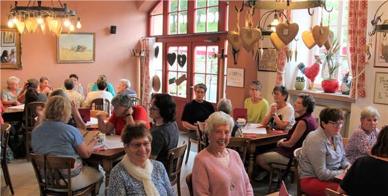 In der mit viel Liebe zum Detail eingerichteten Stube in einem ehemaligen Stallgebäude des Hofes nutzten die Frauen die Gelegenheit zu Austausch und Geselligkeit sowie für eine kleine Stärkung.