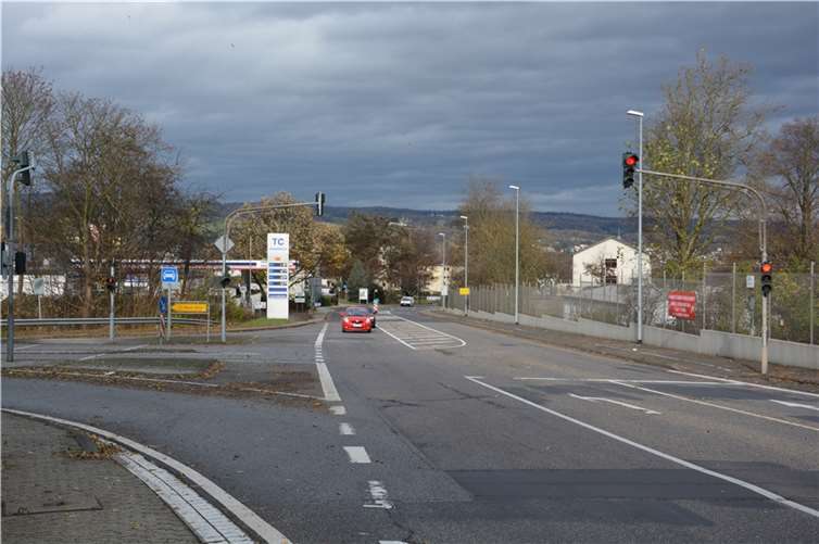 In der oberen Aktienstraße im Bereich der Kaserne muss stadteinwärts die Decke dringend erneuert werden, stadtauswärts könnten Radfahrer durch entsprechende Markierung die Südhöhe viel sicherer erreichen. Foto: privat