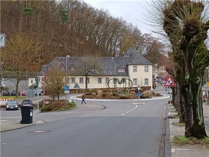 In der oberen Bahnhofstraße verläuft der Stadtbach quer unter der Straße. Die Verrohrung muss erneuert werden. Die Straße wird deshalb ab 10. Januar 2022 oberhalb des Kreisels für den Fahrzeugverkehr gesperrt.Quelle: Stadt Montabaur