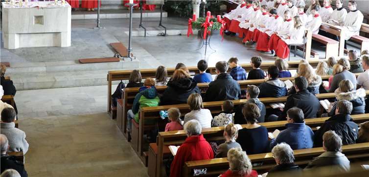 In der randvollen Berkumer Kirche übergibtMarkus Blum sein Amt an Maike Pütz und Fabian Langen. Fotos: CEW