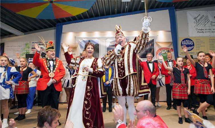 In der rappelvollen Ludwig-Fett-Halle proklamierten die Karnevalsgesellschaft „Bekömme Dich net Drömm“ Oberdrees und Ortsvorsteher Kurt Brozio ihr neues Prinzenpaar: Bis Aschermittwoch regieren Prinz Bernd I. (Weckauf) und Prinzessin Hilde I. (Hartung) die Jecken in Oberdrees.-JOST-