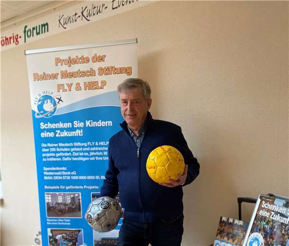 In der röhrig-forum Kulturbühne wurden jetzt die Fußbälle verpackt, die Hans Peter Röhrig mit nach Ruanda transportiert um in diesem Monat die Aktion „Fußbälle für Ruanda“ zu starten.