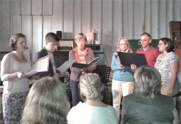 In der rustikalen Scheune der Familie Tschida-Mies präsentierten sich zum ersten Mal die Gesangsschüler der Musikschule im Kreis Ahrweiler vor einem Publikum. privat