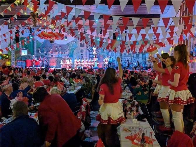 In der rut-un-wiess-dekorierten Halle feierten fast 400 Jecken.