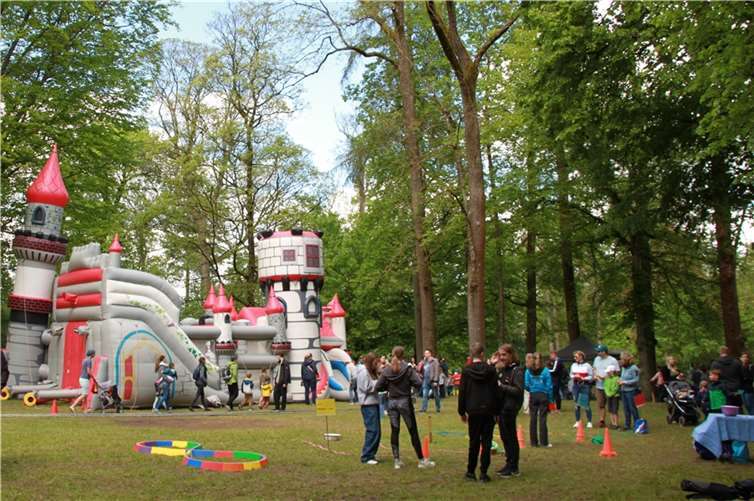 In der schönen Atmosphäre des Burggartens Hachenburg konnten Groß und Klein auf Entdeckungstour gehen.