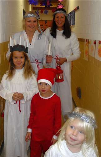 In der städtischen Kita Pusteblume zu Besuch: Lichterkönigin Lucia zusammen mit ihren Wichtel und Jungfern.Stadt Meckenheim