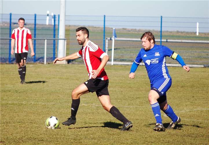In der vergangenen Saison gab es für die SG Elztal (rechts Daniel Fischer) gegen die SG Hausbay-Pfalzfeld einen 1:0-Erfolg. Fotos: SK