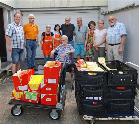 In der vergangenen Woche, konnten Mitglieder des Schöffenstuhls der St. Johannes Nachbarschaft Andernach, eine Spende in Form von Lebensmitteln der Tafel in Andernach übergeben. Foto: privat