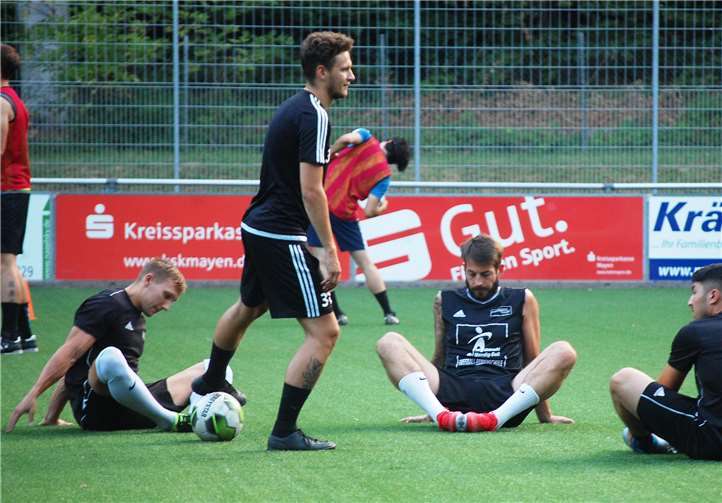 In der vergangenen Woche mussten die Spieler der SG Eintracht Mendig/Bell (von links Marcel Berg, Milan Rawert, Kapitän Florian Schlich und Mustafa Madanoglu) noch auf dem Kunstrasenplatz in Kottenheim trainieren. Nun freuen sich alle auf das Derby gegen den TuS Mayen an der Brauerstraße. Fotos: SK