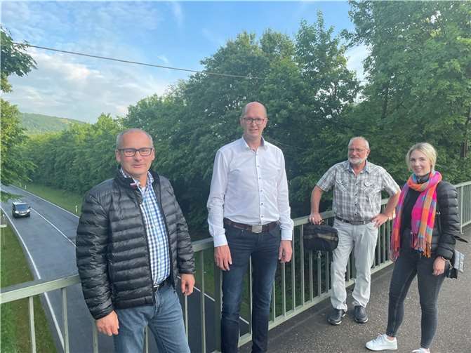 In der vergangenen Woche traf Ellen Demuth den Bürgermeister der Verbandsgemeinde Bad Hönningen, Jan Ermtraud, und den Ortsbürgermeister von Rheinbrohl, Oliver Labonde sowie den engagierten Anwohner Paul Kurtscheidt zum Ortstermin an der B 42 in Rheinbrohl. Foto: privat