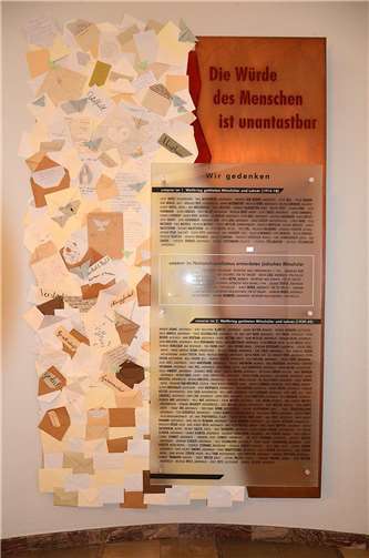 In der vergangenen Woche wurde bereits zum 9. Mal das Lebendige Mahnmal in der Alten Aula des Kurfürst-Salentin-Gymnasiums neu gestaltet.  Foto: Stella Weber