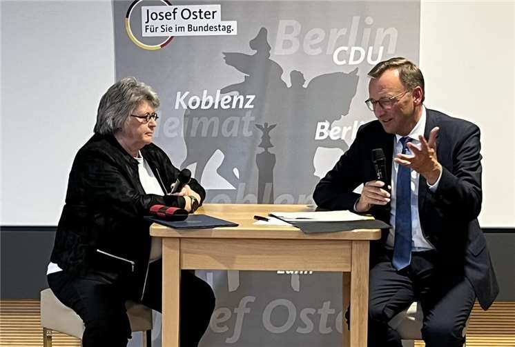 In der vollbesetzten Rotunde des Bauen- und Winzerverbandes erörterten der Koblenzer Bundestagsabgeordnete Josef Oster (CDU) und die Präsidentin des BAAINBw Annette Lehnigk-Emden wichtige sicherheitspolitische Themen.  Foto: Michaela Cetto