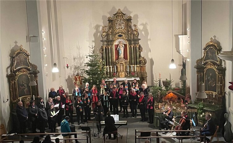 In der weihnachtlich und festlich geschmückten Kirche gab es ein abwechselndes Programm der Musiker.Foto: privat