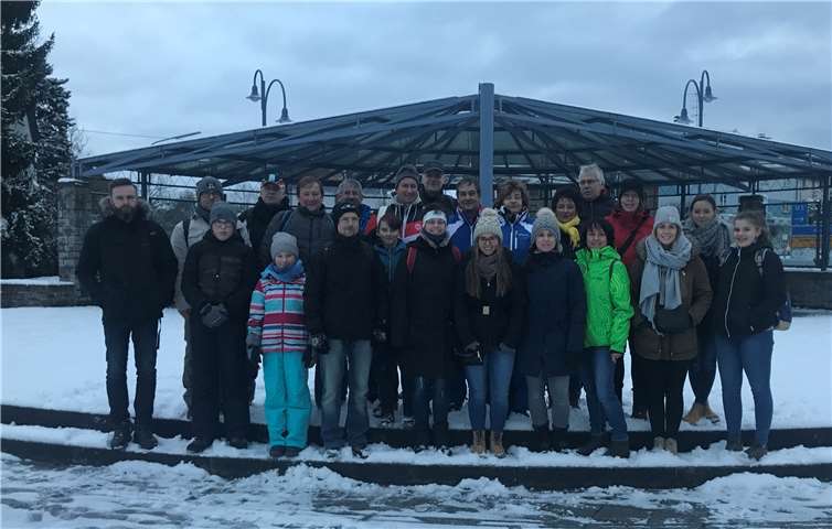 In der winterlichen Landschaft genießen die Wirgeser Karnevalsfreunde eine kleine Rast. Privat