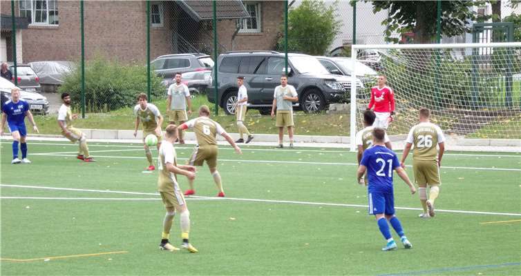 In der zweiten Hälfte verstärkten Gäste die Abwehr, um Westum Einhalt zu gebieten.Foto: privat