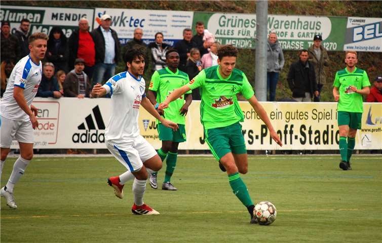 In der zweiten Halbzeit gingen von Milan Rawert (am Ball) viele gefährliche Aktionen aus. Der Ex-Mendiger Dennis Simon (links daneben) und Marlin Schmidt (ganz links) geben nur Geleitschutz. Im Hintergrund schauen Rawerts Mannschaftskollegen Joachim Akwapay (Mitte) und Matthias Strahl (rechts) zu.SK