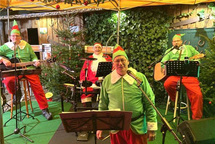 In der zweiten Konzerthalbzeit traten sie als Weihnachtsmann und Wichtel vor ein durchweg begeistertes Publikum. Fotos: TE