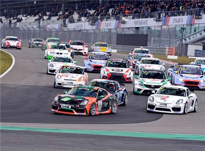 In der zweiten Startgruppe führte der Porsche vom Adenauer TeamTeichmann Racing das insgesamt 163 Fahrzeuge starke Feld ins Rennen. Fotos: -BURG-