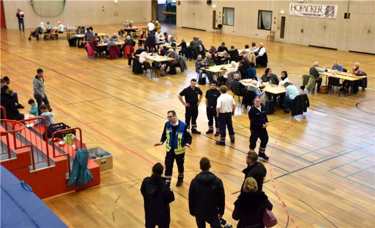 In die Auffangstation in der Sporthalle kamen etwa 65 Evakuierte.