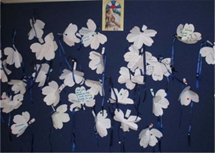 In die Blüten der Mariposa Blanca konnten die Gottesdienstteilnehmer ihre Gedanken hineinschreiben. privat