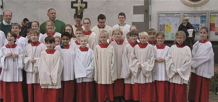 In die Gemeinschaft der Messdiener St. Martin Rheinbach wurden nun 14 neue Messdiener aufgenommen. privat