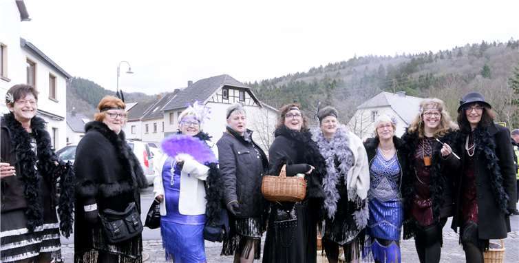 In die Goldenen Zwanziger entführten die Antweilerer Möhnen in diesem Jahr mit ihren Kostümen im Charleston-Look. Fotos: SES