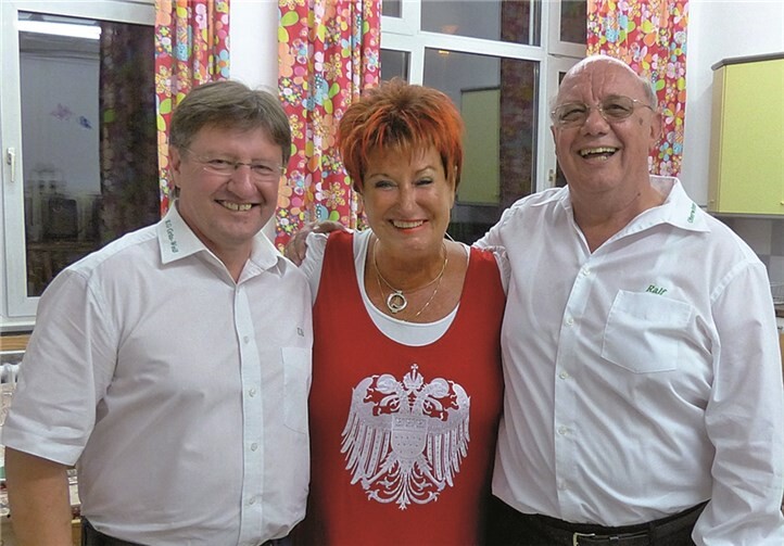 In die Mitte nehmen lässt sich strahlend Et fussich Julche Marita Köllner vom Vorsitzenden Uli Kostrewa und von Präsident Ralf Otto.