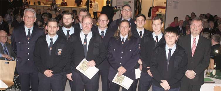 In die hinterste Reihe verdrückt hatte sich Wehrführer Ralf Horschel, aus Angst als telegener Brandschützer vom Privatfernsehen entdeckt zu werden.DL