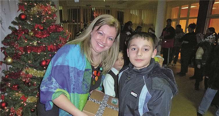 In die traurigen Gesichter von armen Kindern in Osteuropa lässt sich durch ein schönes Weihnachtspaket ein Lächeln zaubern. Privat