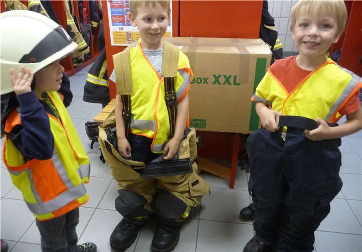 In diese Uniformen müssen die Maxis noch hineinwachsen. Fotos: privat