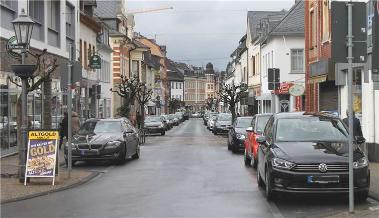 In diesem Abschnitt der Bahnhofstraße in Montabaur werden neue Wasser- und Gasleitungen verlegt. Fahrzeuge und Fußgänger können den Bereich passieren. Privat