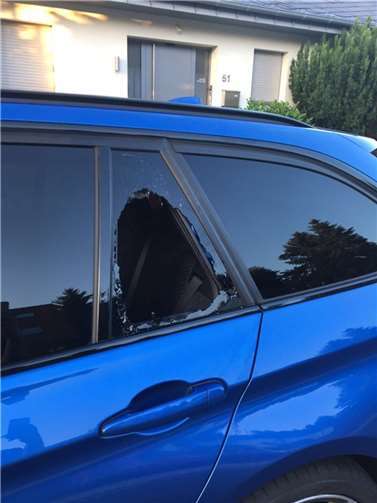 In diesem Fall haben die Autoknacker die Seitenscheibe einer Tür eingeschlagen, um in das Fahrzeuginnere zu gelangen.
