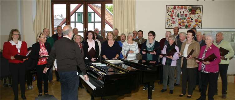 In diesem Jahr begeisterte der Gemischte Chor bereits mit seinen Liedvorträgen beim Maiansingen gemeinsam mit dem Männerchor und den Jagdhornbläsern des Hegerings Rheinbach zahlreiche Besucher. privat
