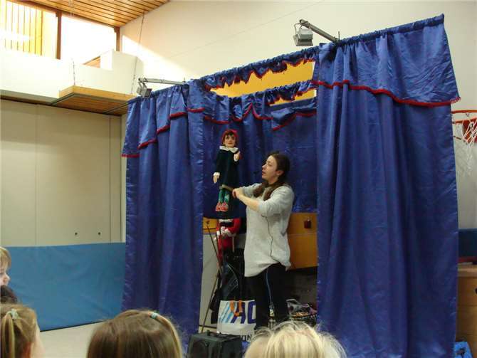 In diesem Jahr besuchte die Kita erstmalig Sarah-Jane Bosslé mit ihrem Wonnegauer Puppentheater. Foto: privat