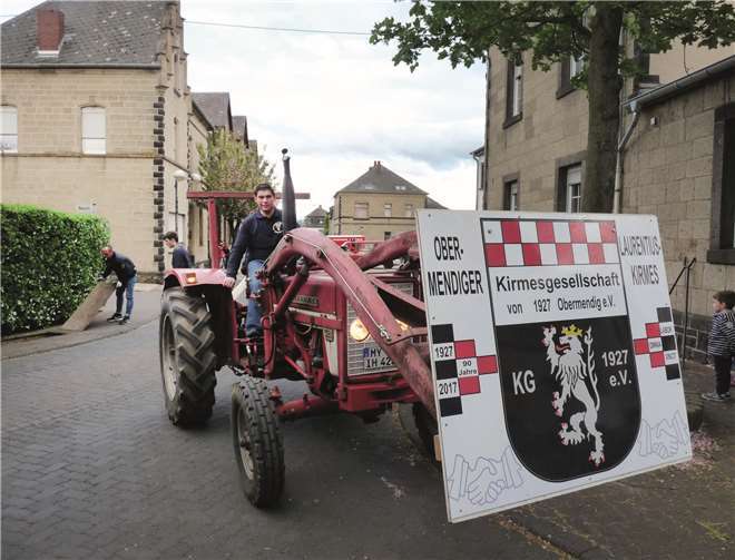 In diesem Jahr brachte Andreas Scheuren den bereis geschmückten Maibaum mit seinem Traktor zur Teichwiese.