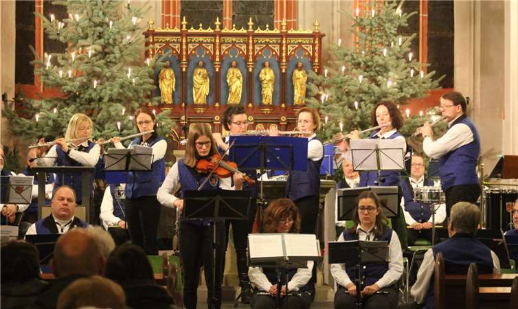 In diesem Jahr erstmals dabei: die sechsköpfige Konzertflötengruppe und Geigerin Mara Flechtner.