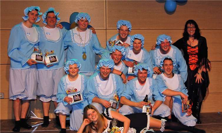 In diesem Jahr fand sich wieder genügend junges Blut fürs Männerballett zusammen: 11 Kerle zwängten sich für Trainerin Sibylle Roth-Herz nochmal in die abgelegten Strampler.