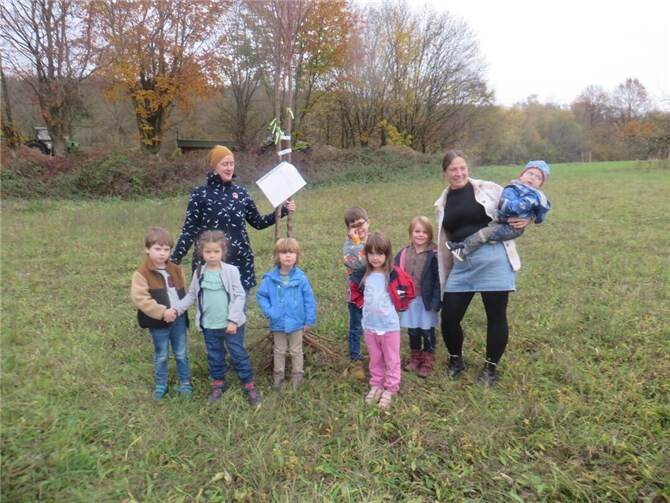 In diesem Jahr konnten die Kinder persönlich einen Zwetschgenbaum, einen Mirabellenbaum sowie einen Ufopfirsichbaum für die Kita auszusuchen. Foto: Inklusive Kita der Stadt Unkel 